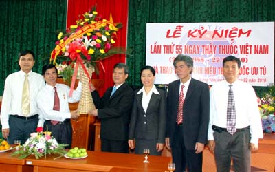 Các vị lãnh đạo tỉnh Hưng Yên chúc mừng các đơn vị y tế nhân ngày Thầy thuốc Việt Nam 27 2